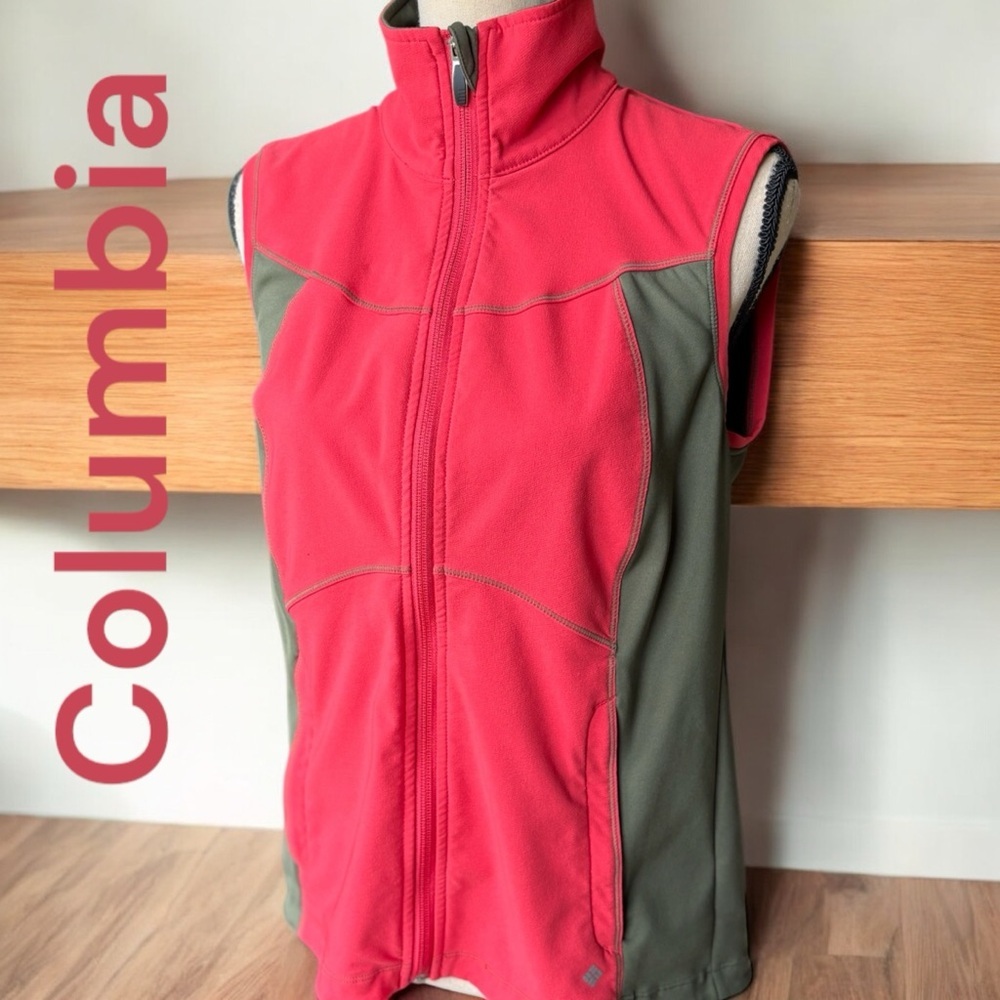 Columbia-medium women’s titanium w/omni wicking  coral pink/olive green vest EUC